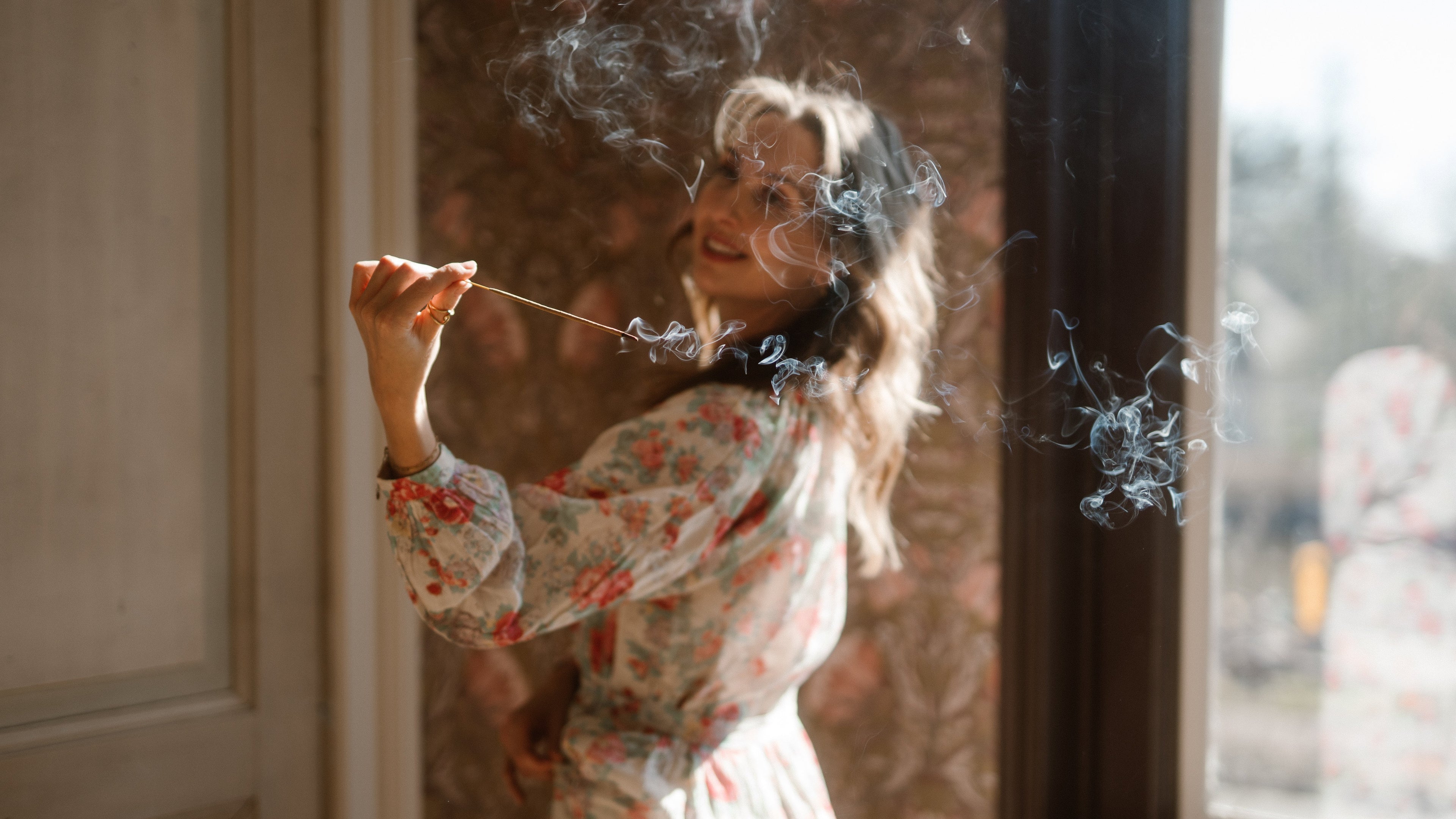 Daily rituals with Oil&Ohm Bodyoils, women holding incense