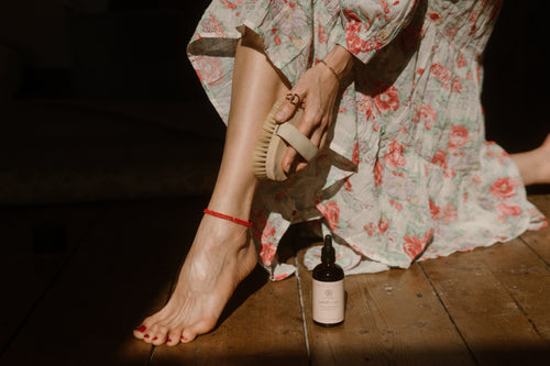 Dry brushing and nourishing with Oil&Ohm Kapha balancing body oil